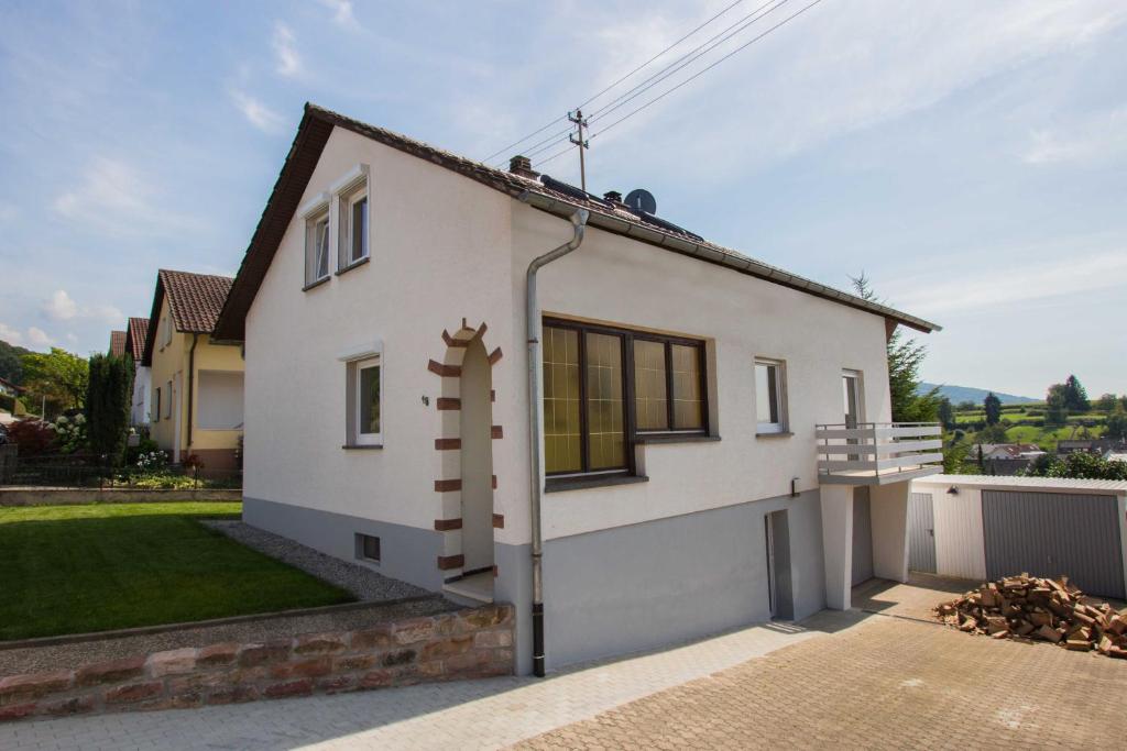 a white house with a driveway at Haus Sonnenhang in Friesenheim