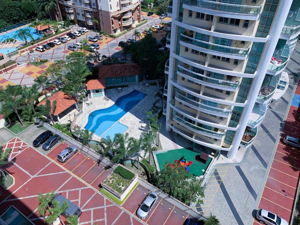 een luchtfoto van een stad met een hoog gebouw bij Pineapples BPremium - Excelentes suítes in Rio de Janeiro