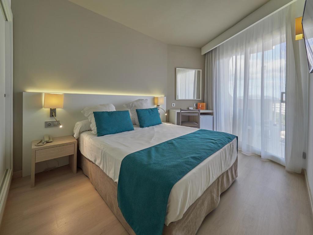 Postel nebo postele na pokoji v ubytování BQ Delfín Azul Hotel