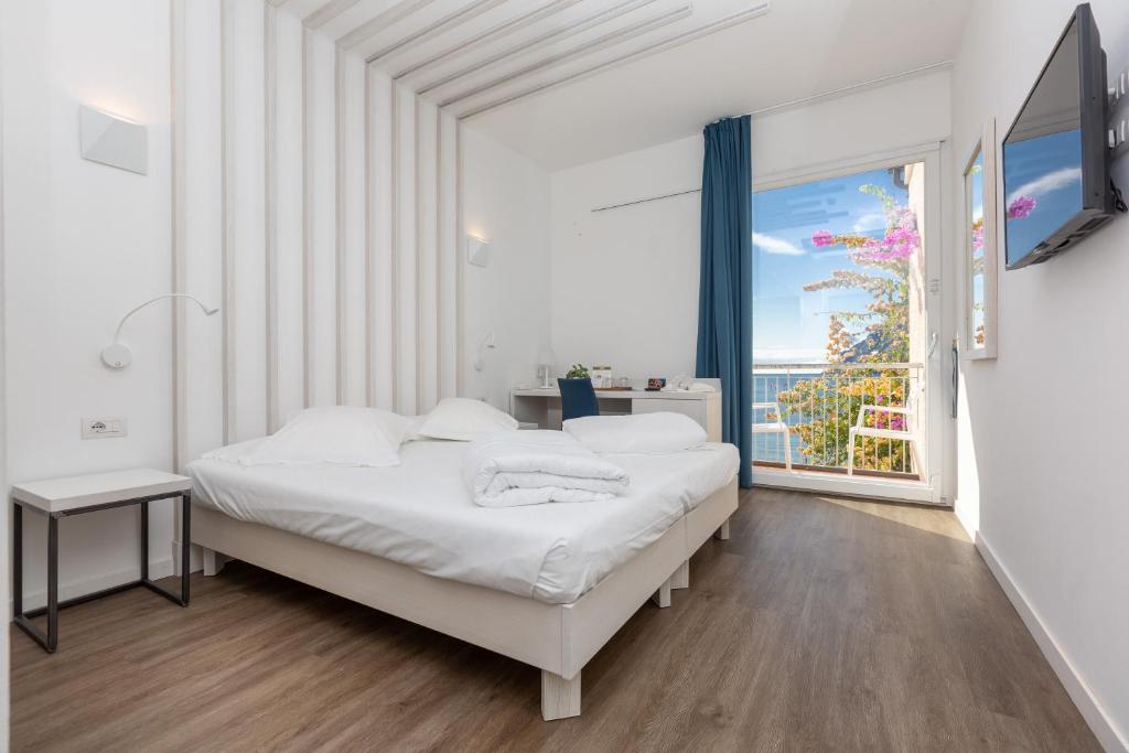 Postel nebo postele na pokoji v ubytování Hotel Baia Azzurra - Lake Front