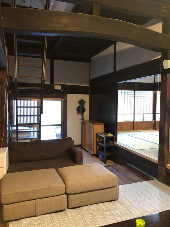 sala de estar con sofá y cama elevada en 楓 -Kaede-, en Ōuda