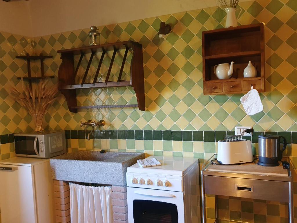 Kuchnia lub aneks kuchenny w obiekcie Castello di Pratelli