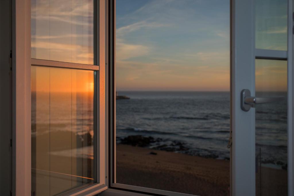 波多的住宿－Liiiving in Porto - Luxury Beachfront Apartments，从窗户可欣赏到海景