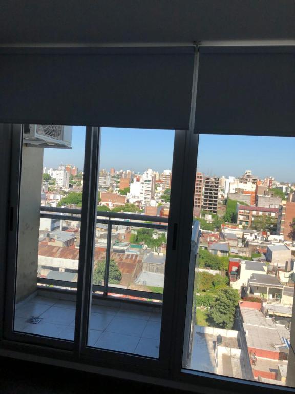 een raam met uitzicht op de stad bij Buenos Aires 22 in Rosario