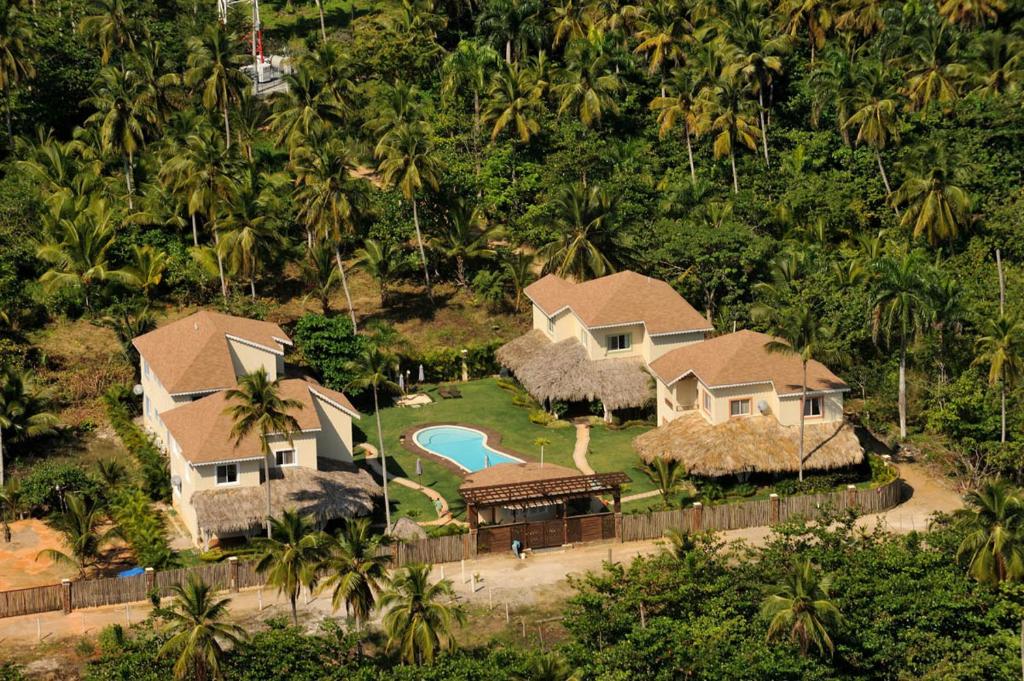 una vista aérea de una casa con piscina en Villa Mares en Playa Bonita ,coson Las Terrenas en Cosón