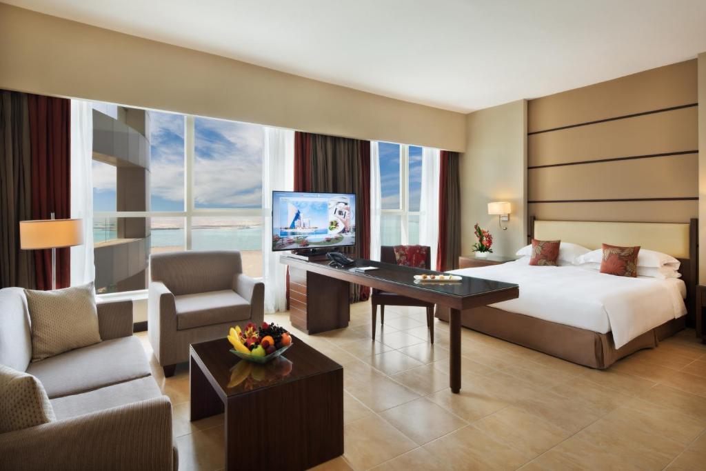 TV a/nebo společenská místnost v ubytování Khalidiya Palace Rayhaan by Rotana, Abu Dhabi