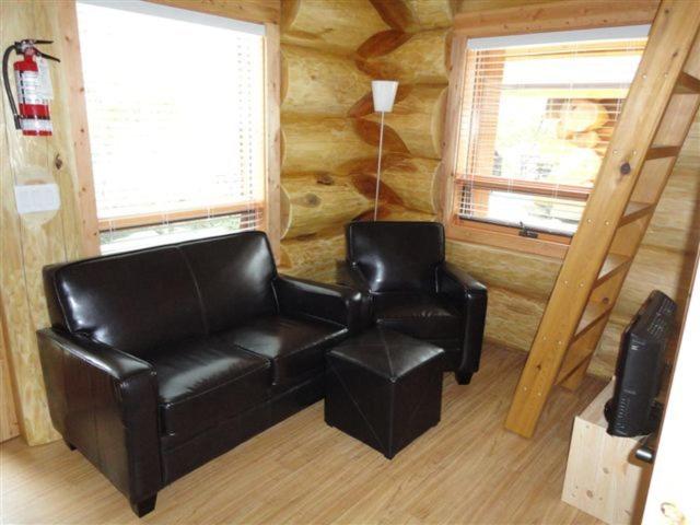 Posezení v ubytování Porteau Cove Olympic Legacy Cabins