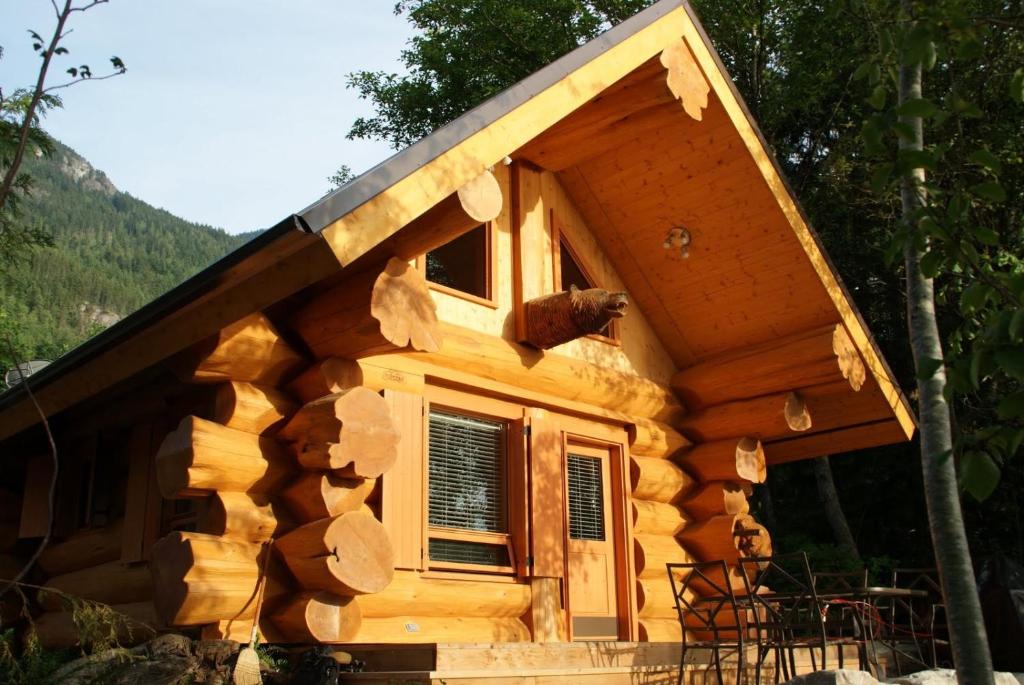 Cabaña de madera con ventana y techo en Porteau Cove Olympic Legacy Cabins, en Furry Creek