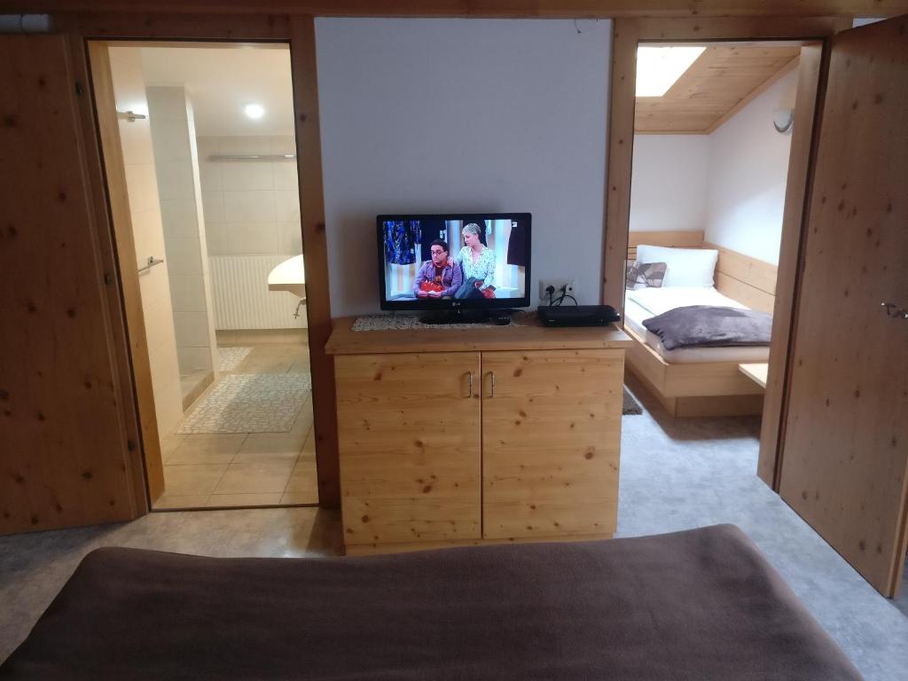 Televízia a/alebo spoločenská miestnosť v ubytovaní Appartement Catrin mit Sauna und E-Ladestation