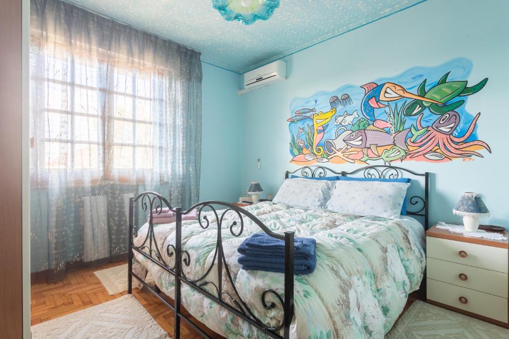 オリスターノにあるB&B Il Mirtoのベッドルーム1室(魚の壁画が壁に施されたベッド1台付)