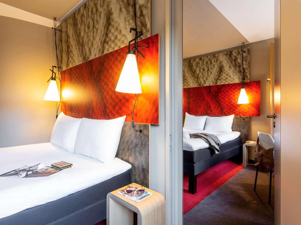 Postel nebo postele na pokoji v ubytování ibis Hotel Hamburg St. Pauli Messe