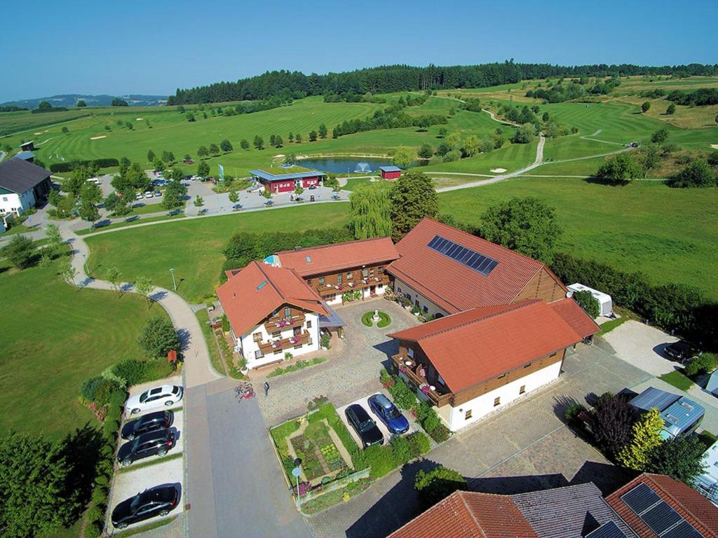 uma vista superior de uma casa grande com carros estacionados na frente em Boutique-Hotel Hasenberger em Bad Birnbach