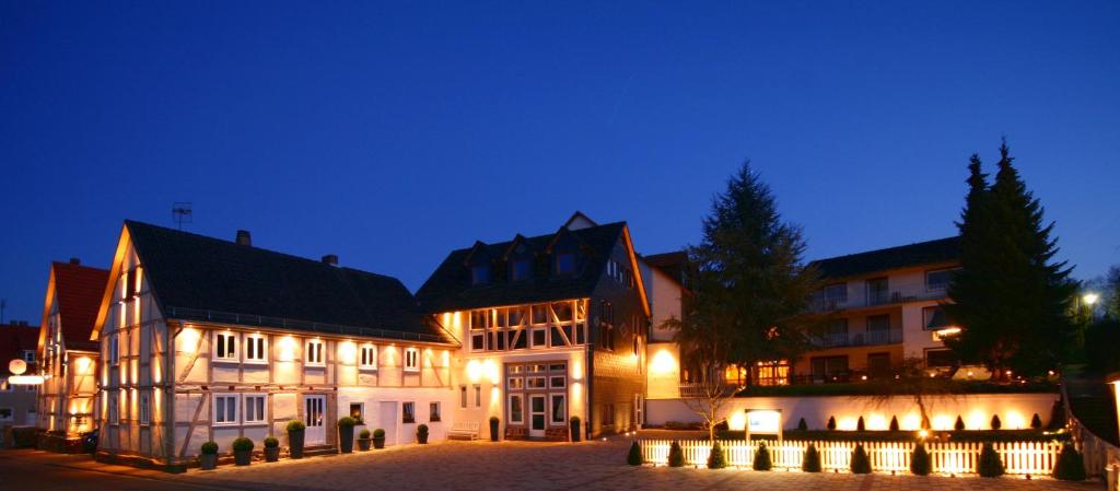 un edificio iluminado por la noche con luces en Landhotel Kern, en Bad Zwesten