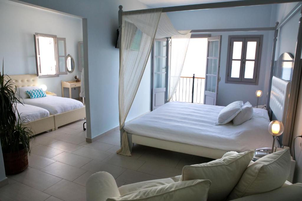 Postel nebo postele na pokoji v ubytování MasouriBlu Boutique Hotel