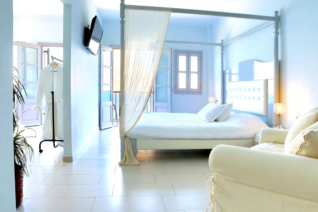 Postel nebo postele na pokoji v ubytování MasouriBlu Boutique Hotel