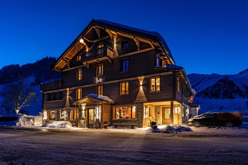 Nespecifikovaný výhled na hory nebo výhled na hory při pohledu z hotelu