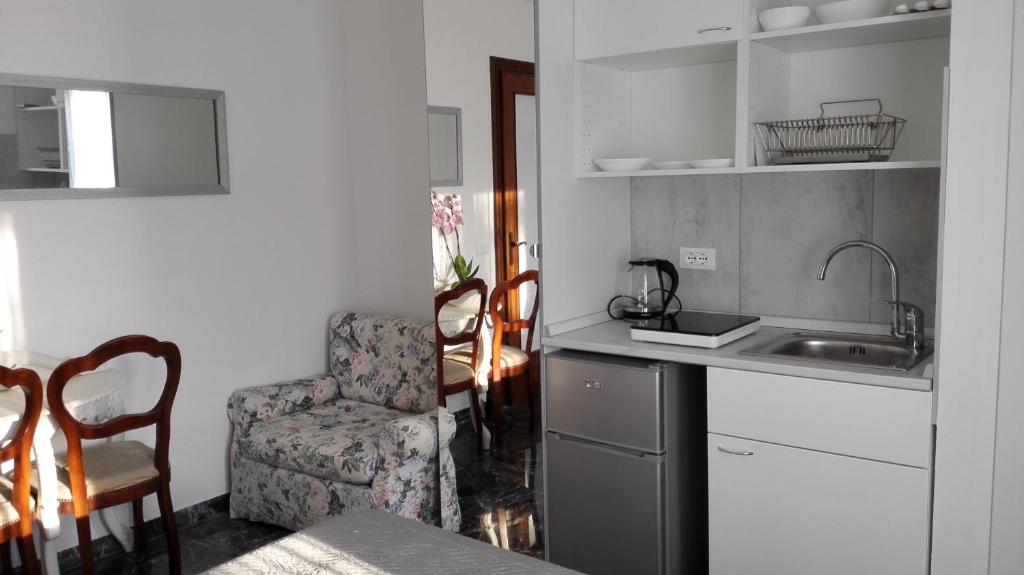 Kuchyň nebo kuchyňský kout v ubytování MinihouseLarissa diVerona