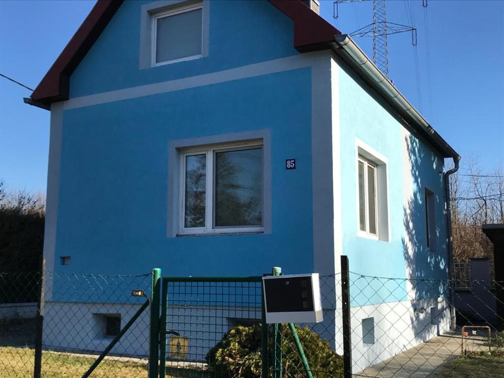 una casa azul y blanca detrás de una valla en lovely house for relaxing trips en Viena