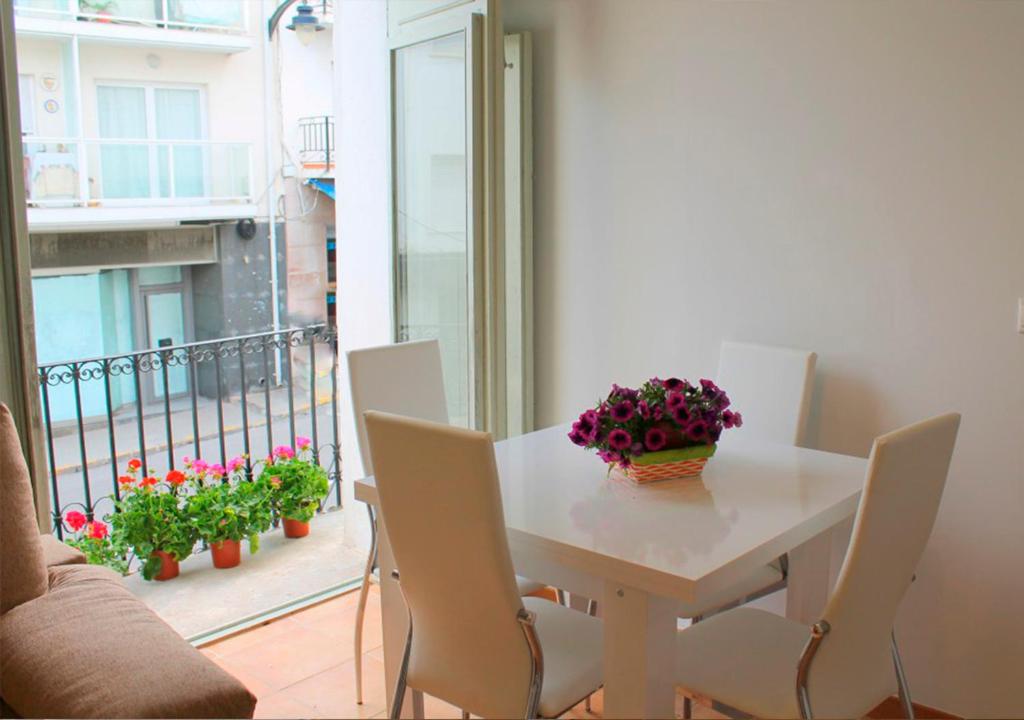 A balcony or terrace at Apartamentos Villaaltea - Bella