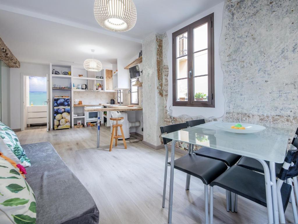 een keuken en een woonkamer met een tafel en stoelen bij TarracoHomes, Vintage Apartment in Old Town in Tarragona