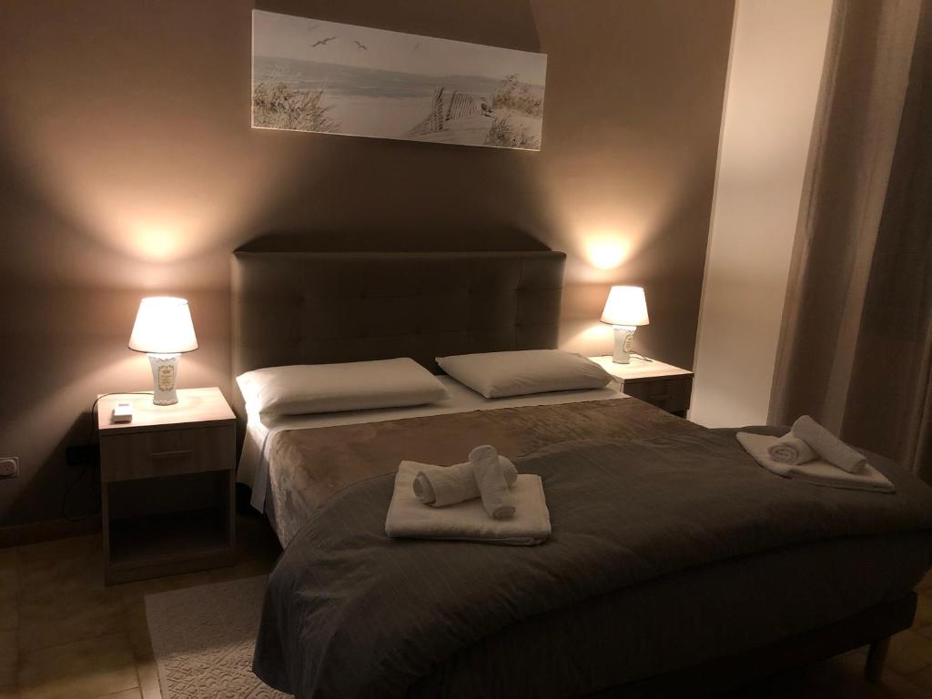 um quarto com uma cama com duas toalhas em B&B Altamarea em Falerna