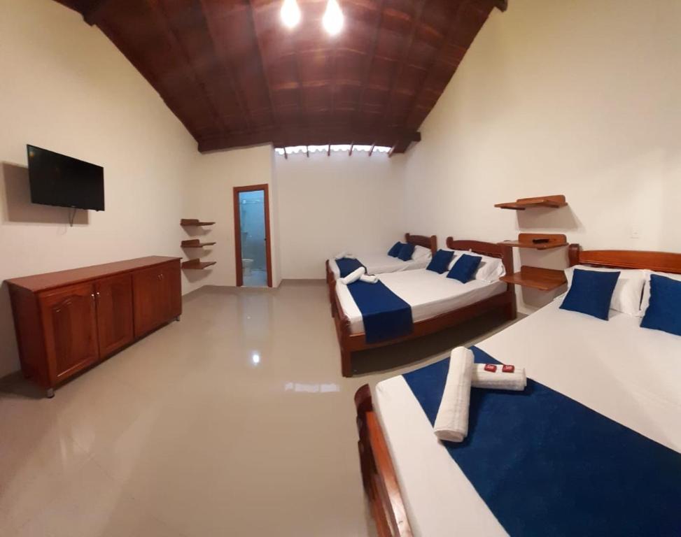 TV a/nebo společenská místnost v ubytování Hotel Jardín de Rosas