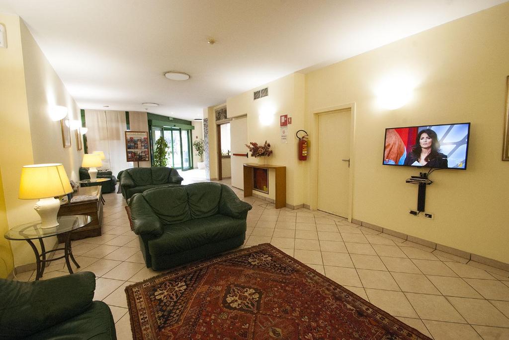 Televízia a/alebo spoločenská miestnosť v ubytovaní Hotel Italia