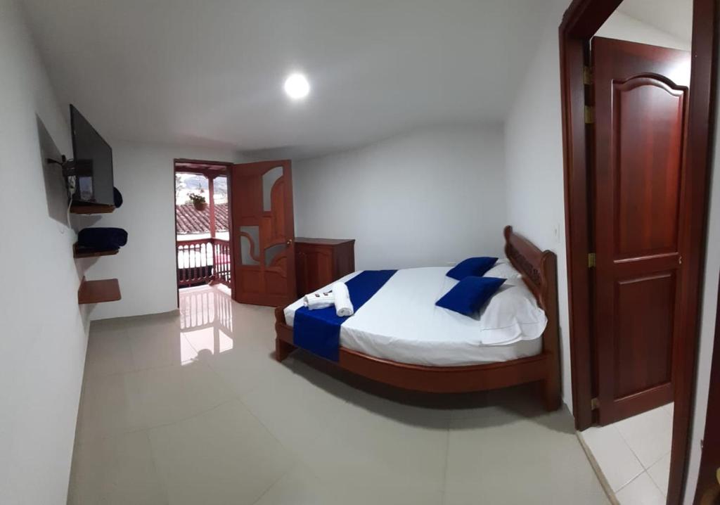 Postel nebo postele na pokoji v ubytování Hotel Jardín de Rosas