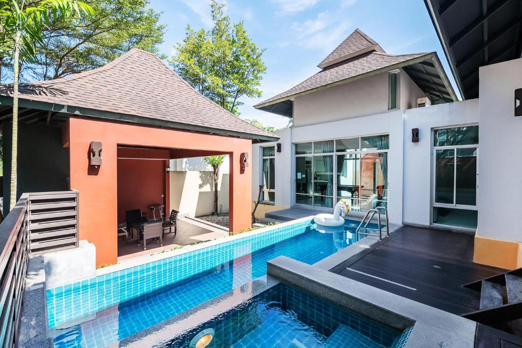 een afbeelding van een huis met een zwembad bij AnB pool villa (Red) with 2BR close to Jomtien beach in Na Jomtien