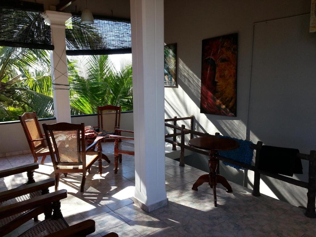 Rõdu või terrass majutusasutuses Main Reef Guest House