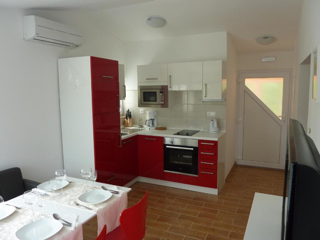 Kuchyň nebo kuchyňský kout v ubytování Apartments Ori