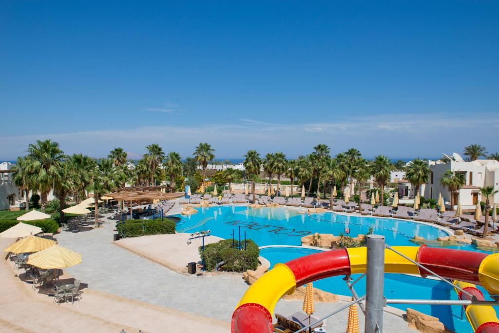 een zwembad in een resort met een waterglijbaan bij Amphoras Aqua in Sharm El Sheikh