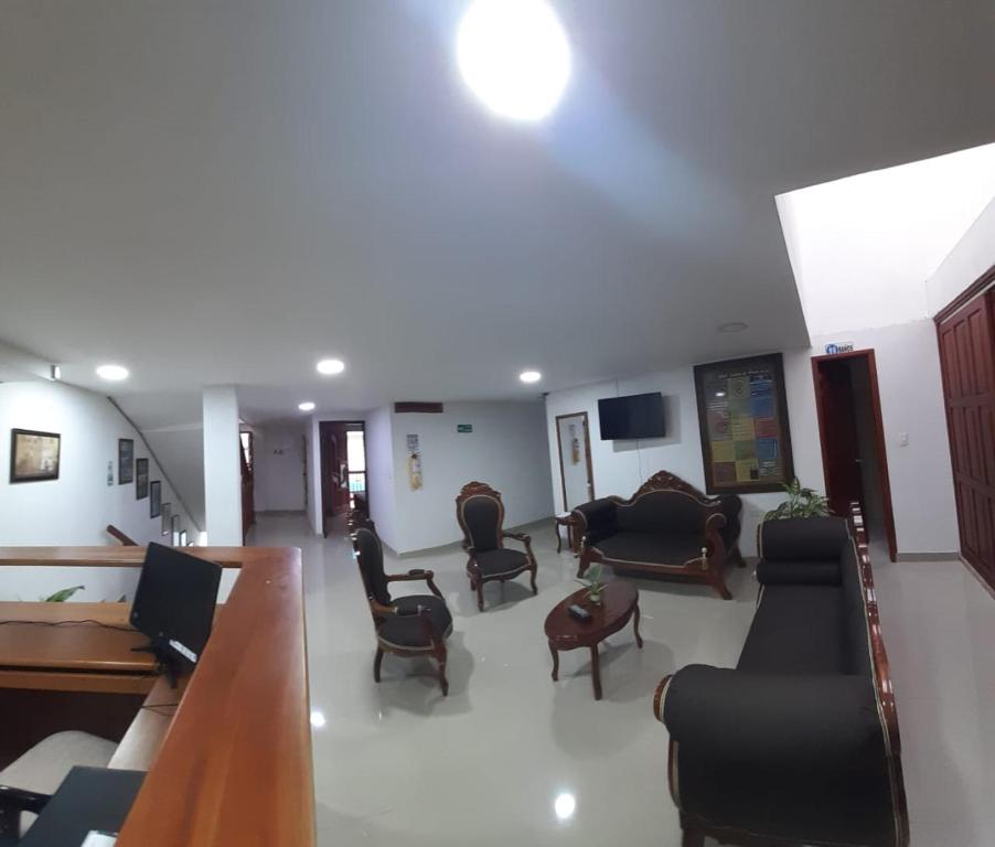 TV a/nebo společenská místnost v ubytování Hotel Jardín de Rosas