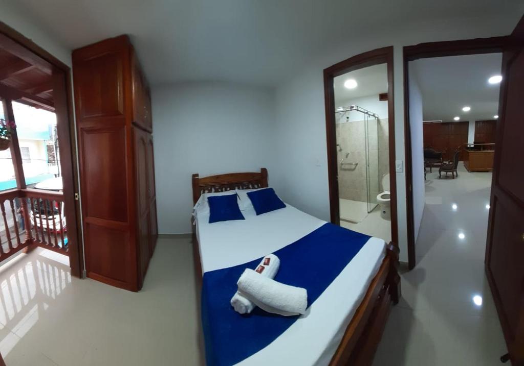 Postel nebo postele na pokoji v ubytování Hotel Jardín de Rosas