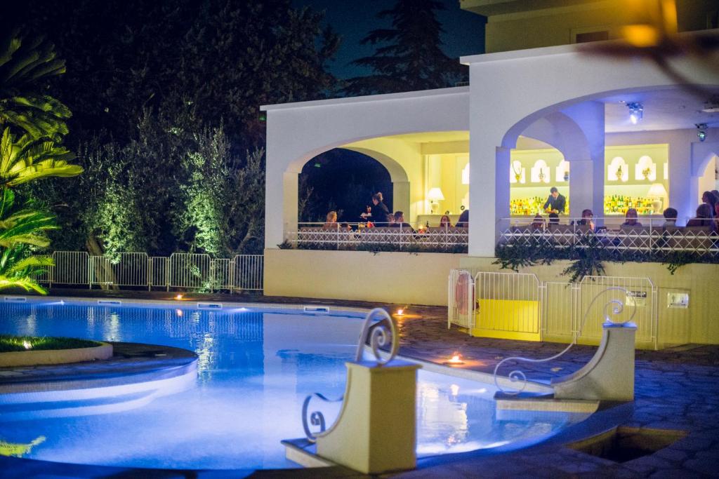 una piscina en un complejo por la noche en Grand Hotel Aminta en Sorrento