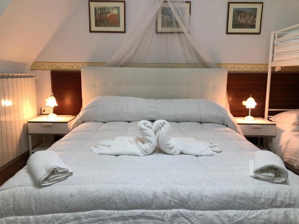 een bed met twee witte handdoeken erop bij B&B ABRUZZO in Sulmona