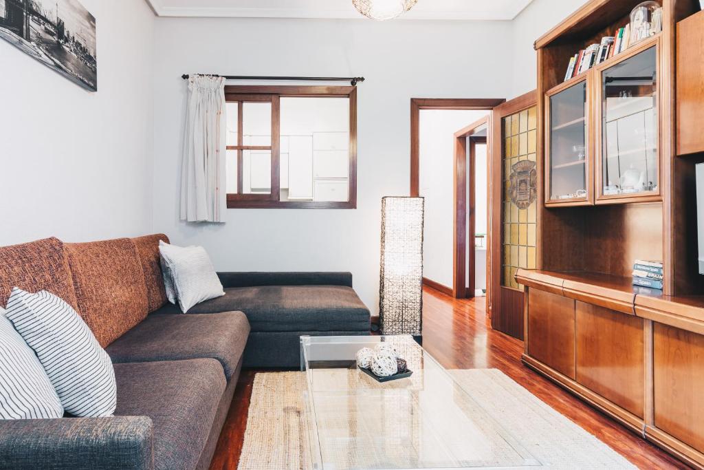 ein Wohnzimmer mit einem Sofa und einem Tisch in der Unterkunft Apple by People Rentals in San Sebastián
