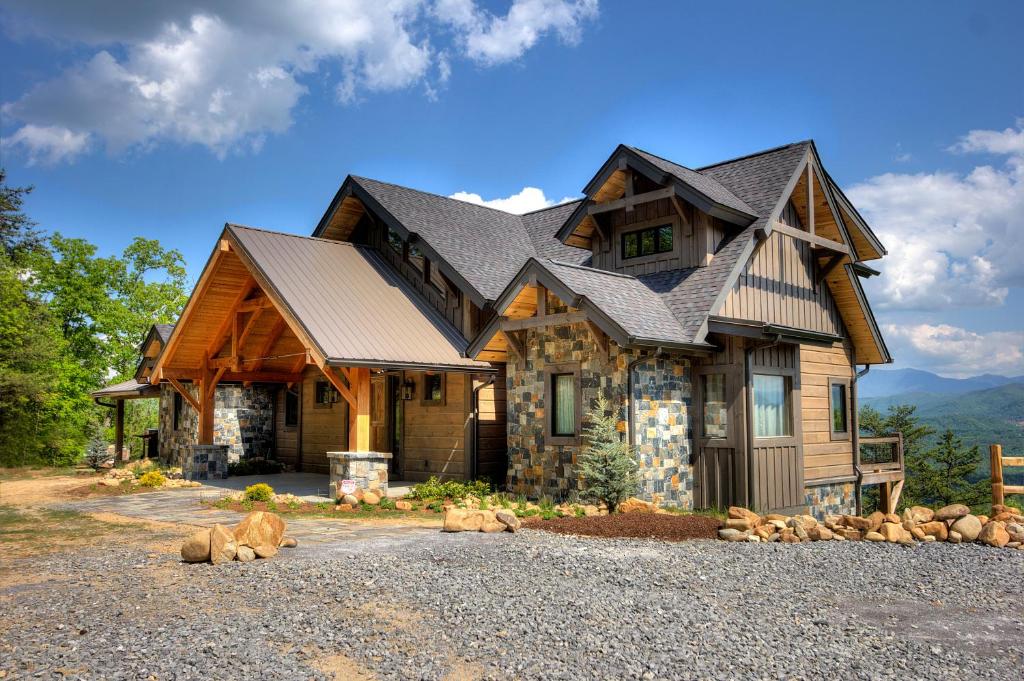 una casa de madera con techo de gambrel en Blackstone Lodge, en Sevierville