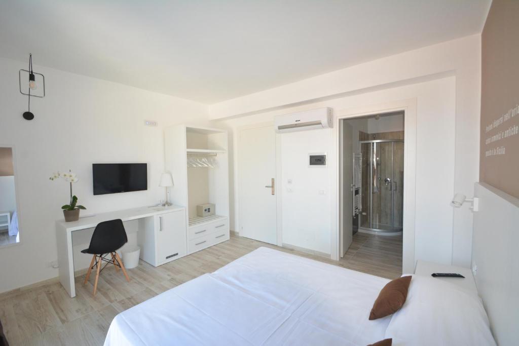 Televízia a/alebo spoločenská miestnosť v ubytovaní Amada Hotel Siracusa