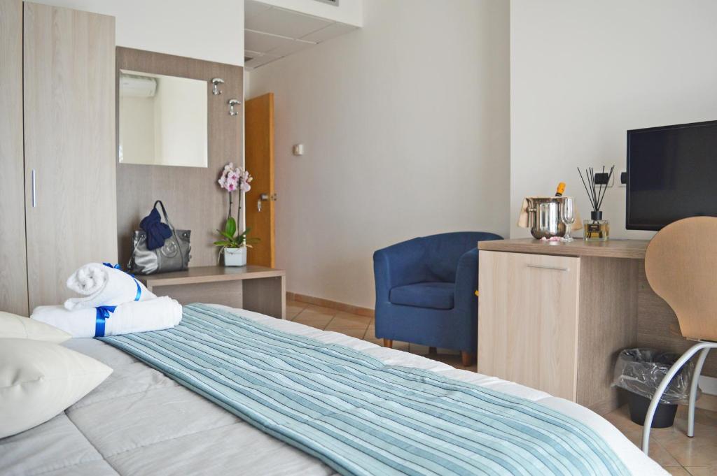Perla Hotel e Garden - Free Parking and Pool - Open area with Beautiful view of the Landscape