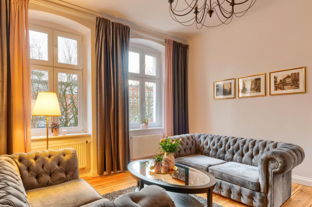 salon z kanapą i stołem w obiekcie Apartament Nowe Miasto - Skwer Malarzy w mieście Gorzów Wielkopolski