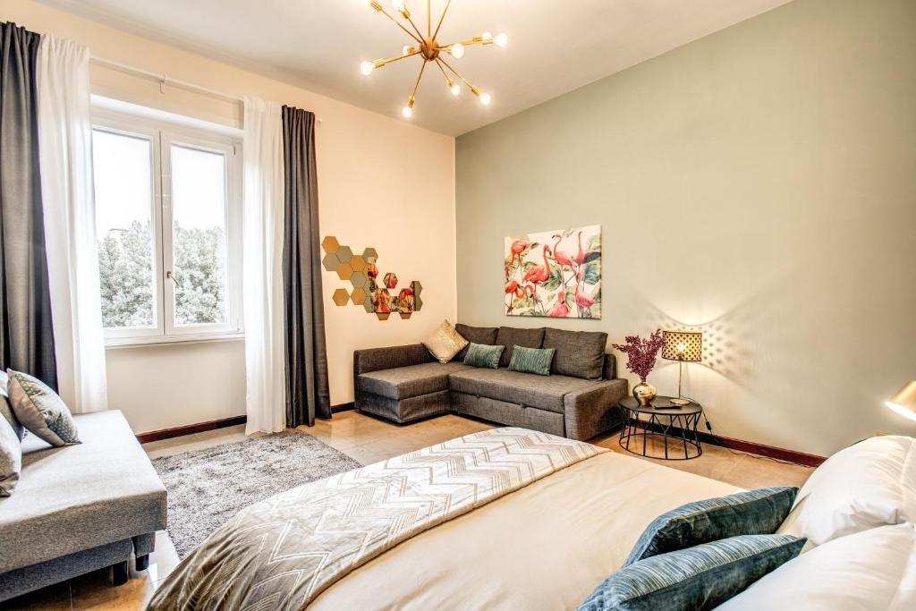 uma sala de estar com uma cama e um sofá em Borghese Green em Roma