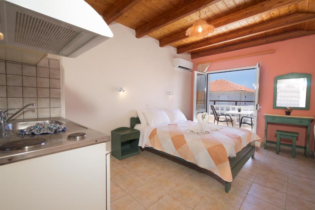 Postel nebo postele na pokoji v ubytování Theodora Studios & Apartments