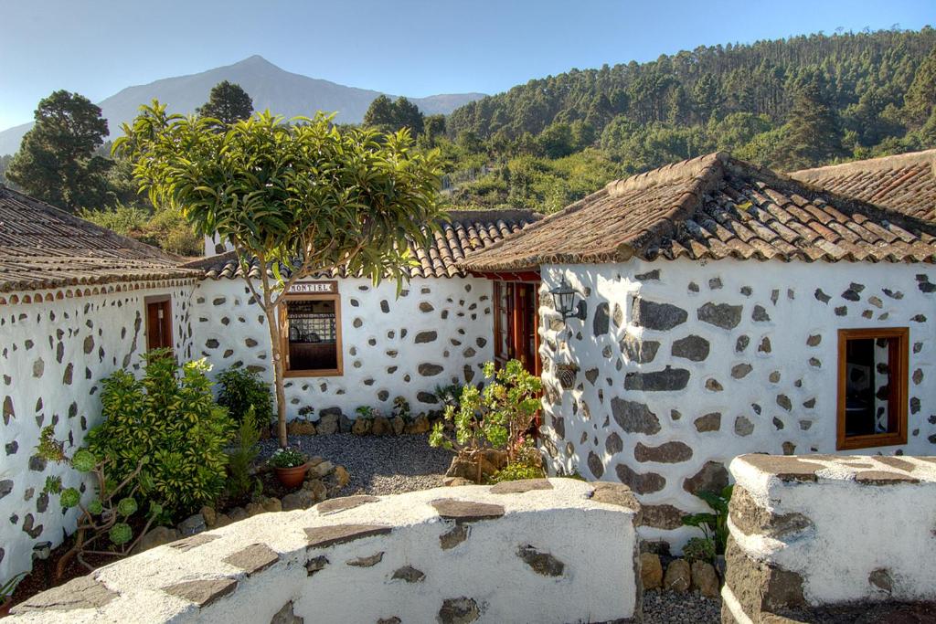 イコー・デ・ロス・ビノスにあるHolidaynorthTenerife Casa rural Montielの山を背景にした一群の建物