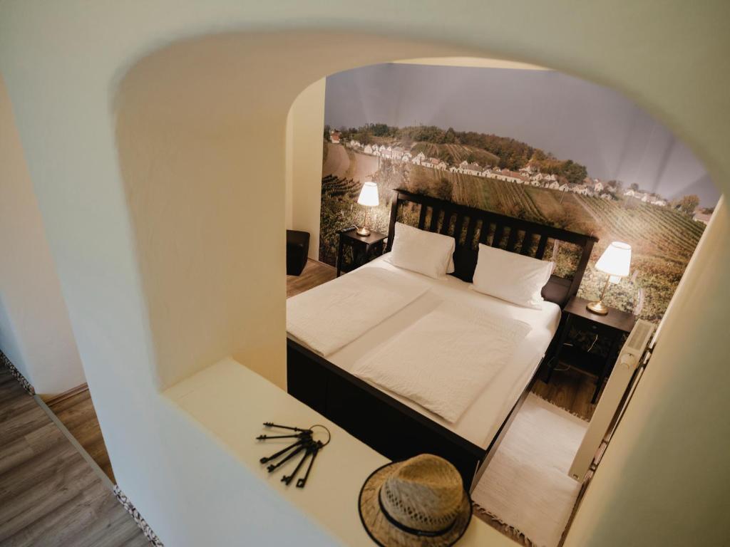 Kleines Zimmer mit einem Bett und einem Spiegel in der Unterkunft Frühstückshaus Wunderland in Laa an der Thaya
