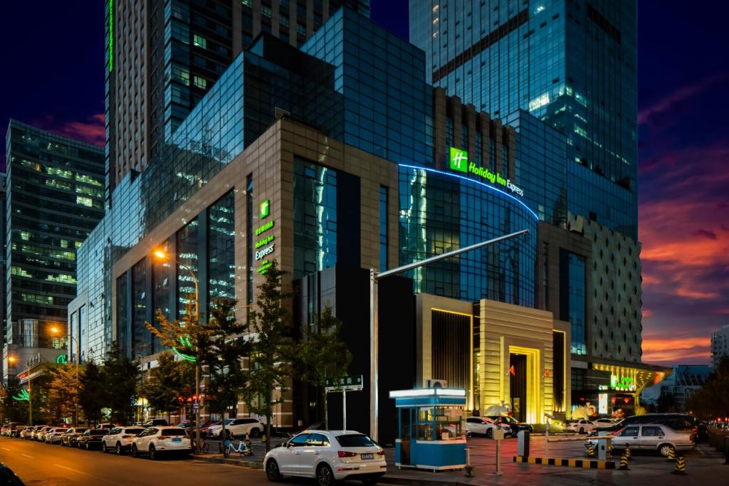 瀋陽的住宿－瀋陽北站智選假日酒店，一条城市街道,汽车停在大楼前