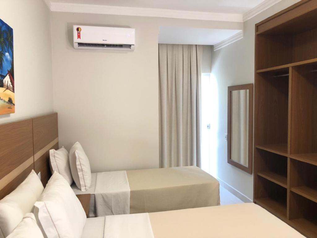 Postel nebo postele na pokoji v ubytování Orquídeas Praia Hotel
