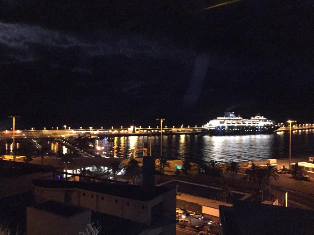 un gran crucero en el agua por la noche en La Portada en Santa Cruz de la Palma