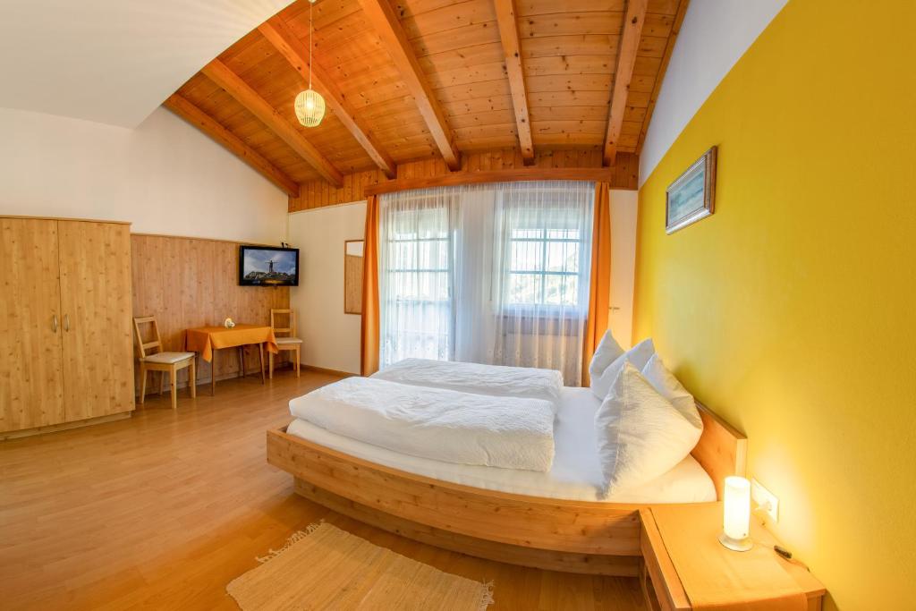 Postel nebo postele na pokoji v ubytování Gasthof Falkenstein