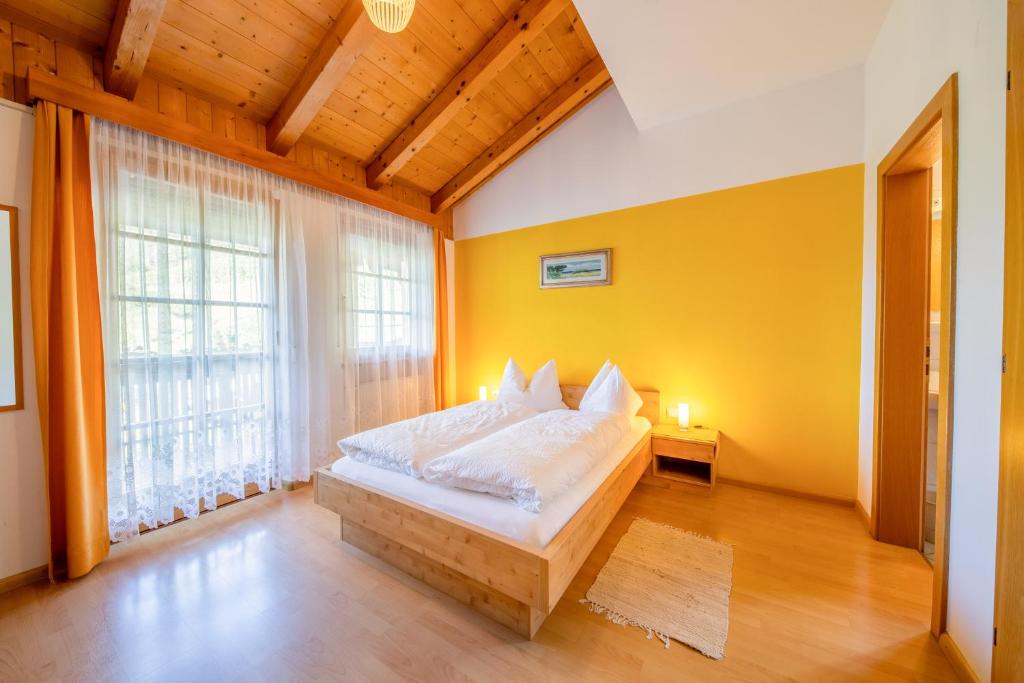 Postel nebo postele na pokoji v ubytování Gasthof Falkenstein